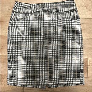 Chic Houndstooth Skirt